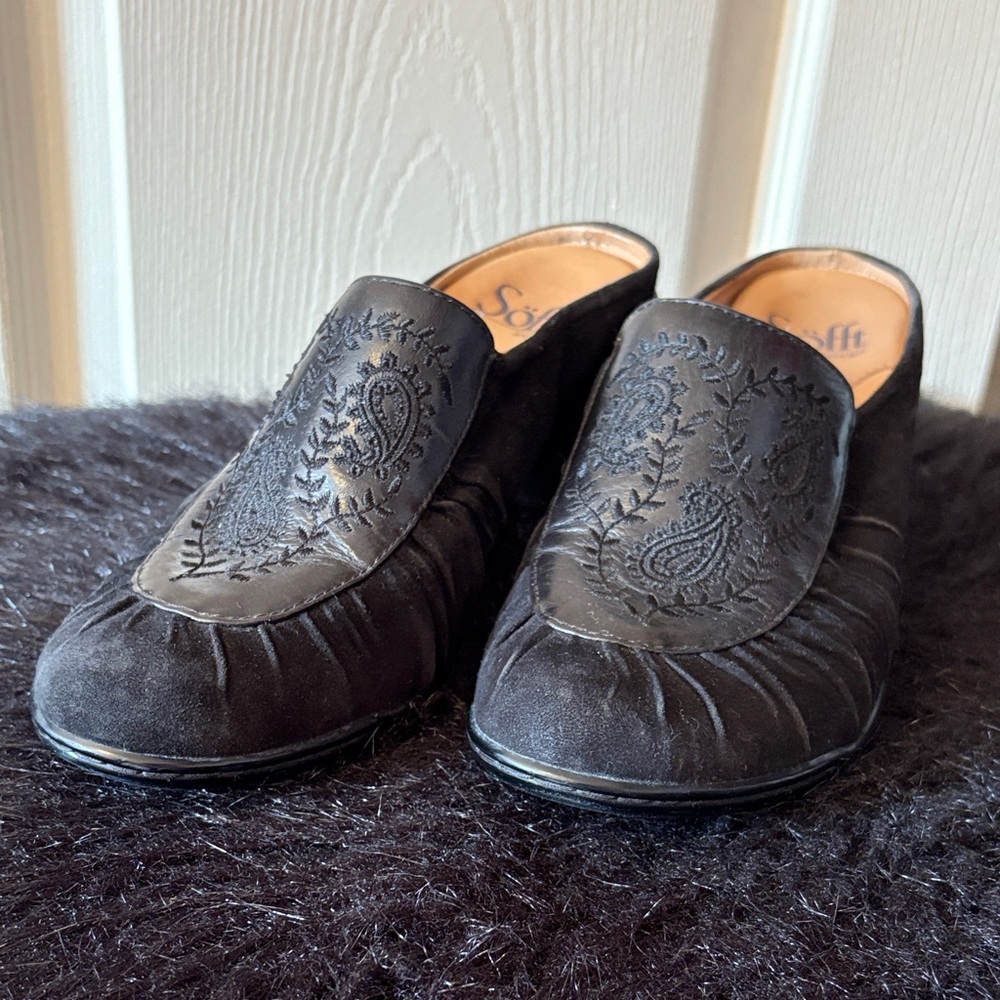 Sofft paisley suede heels